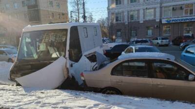 В Омске маршрутка выскочила на встречку и протаранила пять машин (ВИДЕО)