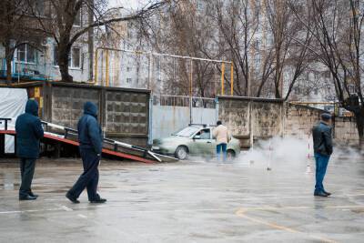 «Рвут моторы в час ночи»: в Астрахани стоянка у гипермаркета «Лента» превратилась в автодром