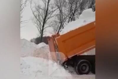 В Рязани КамАЗ сваливал грязный снег в Соколовский пруд
