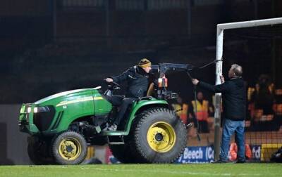 Футболист погнул штангу во время матча, ситуацию спас трактор