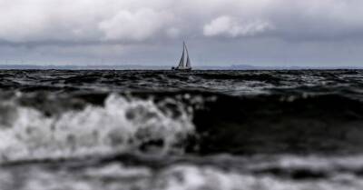 Волны до 8 метров в высоту: в Вентспилсе увиливается ветер, в Балтийском море — красное предупреждение