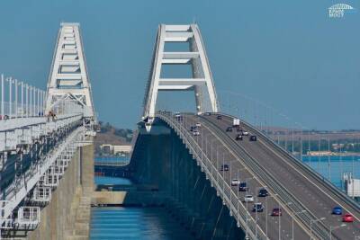 За год по Крымскому мосту проехало 2,6 млн автомобилей
