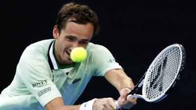 Медведев вышел в третий круг Australian open, обыграв Кирьоса