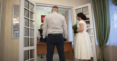 Можно улыбаться и плакать: в России запретили смеяться во время свадеб
