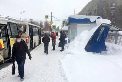 От неубранного снега в Архангельске калечатся люди и падают остановки