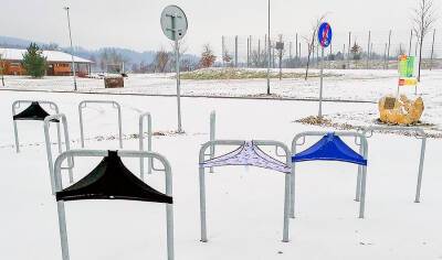 В Чехии неизвестные украсили велопарковку женскими трусиками