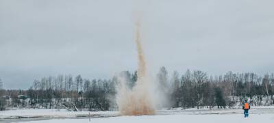 Саперы взорвали лед, спасая от подтопления деревню недалеко от Петрозаводска (ФОТО)