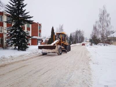 С магистралей Смоленска за сутки убрали 610 «кубов» снега