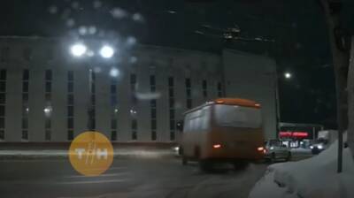 Водитель нижегородской маршрутки чудом избежал столкновения с легковушкой