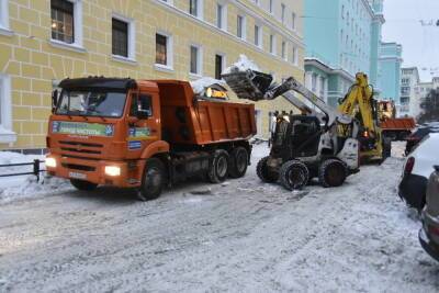 Спецмашины вывезли около 10 тысяч кубометров снега при уборке улиц в Мурманске за сутки