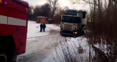 ЧП произошло с 17-тонной фурой в Харькове, кадры: слетелись спасатели