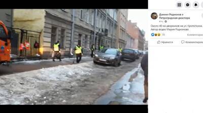 На Петроградской стороне «неожиданно» начали чистить тротуары от снега