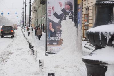 Предприниматели в Петербурге пожаловались на снижение прибыли из-за наледи на тротуарах