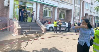 В Киеве будут судить женщину, ограбившую отделение банка на Оболони (фото)