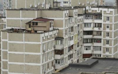 В Киеве снесут домик на крыше многоэтажки