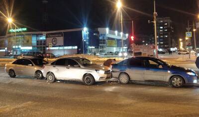 Сразу три машины столкнулись вечером на Пермякова в Тюмени