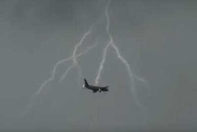 Молния ударила в самолет с пассажирами в Польше, подробности ЧП: "пролетал над..."