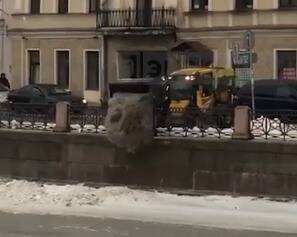 Как в Петербурге убирают снег: десять самых ярких «подвигов» коммунальщиков