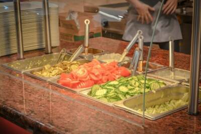 Появление мизерных порций салатов в школе Чувашии связано с повышением цен