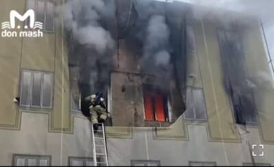 Вековой дом объят пожаром в Ростове на Шаумяна