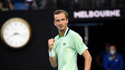 Свист трибун, споры с арбитром и сломанная ракетка: Кирьос проиграл Медведеву в самом ярком матче дня на Australian Open