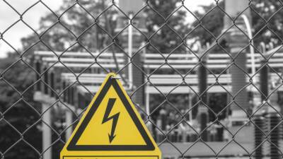 Электромонтер получил смертельный удар током на предприятии в Тверской области