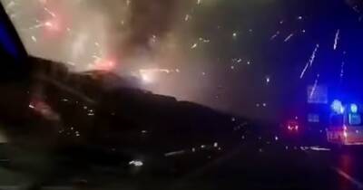 В Китае попал в аварию грузовик с фейерверками (видео)