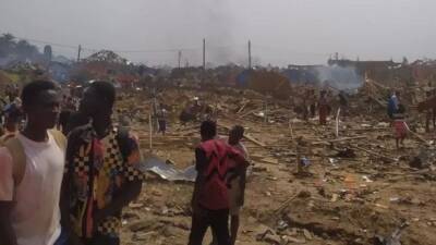 Огромный взрыв прогремел в Гане после того, как автомобиль с шахтерской взрывчаткой врезался в мотоцикл