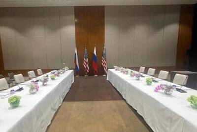 Захарова показала, как будут украшены столы на переговорах Лаврова и Блинкена
