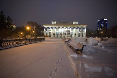 Власти Новосибирска уберут загораживающие оперный театр видеоэкраны на площади Ленина