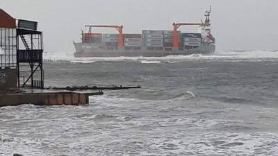 Спасатели откачали треть топлива с контейнеровоза Rise Shine в Приморье