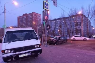 Три пешехода пострадали после столкновения Lada с грузовиком в Красноярске