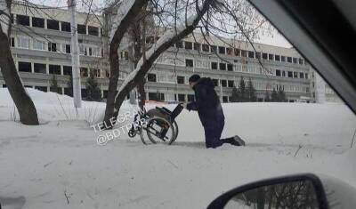 В Уфе инвалид на коленях с коляской в руках добирался по снежным завалам
