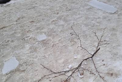 В Петрозаводске глыбы льда падали на оживленный тротуар