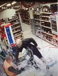 В Петербурге покупатель в ответ на просьбу надеть маску разбил об голову кассира сметану