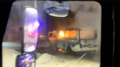 В Воронеже огонь уничтожил автобус: появилось видео