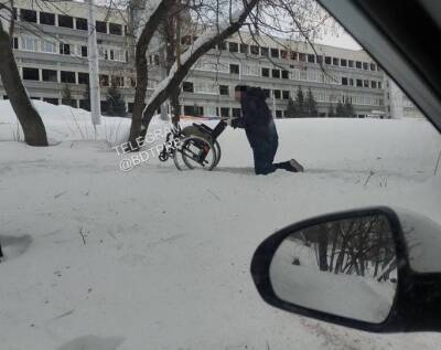 В Уфе из-за неубранного снега инвалиду пришлось ползти на коленях
