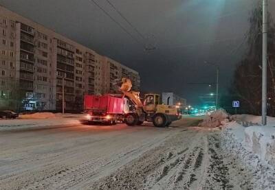 Для вывоза снега с улиц Ульяновска дополнительно привлекли 26 самосвалов