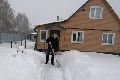 В Первомайском районе волонтёры расчистили снег у домов одиноких пенсионеров