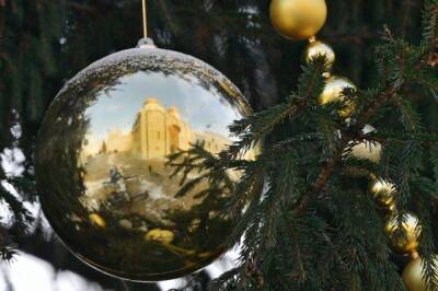 С территории Кремля вывезли главную новогоднюю елку страны