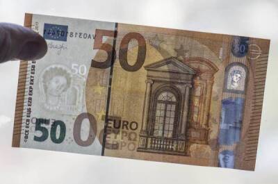 Доллар дешевеет по отношению к евро и иене