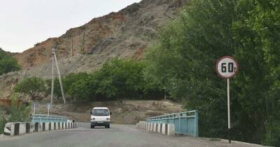 Жители кыргызского села забросали камнями грузовик гражданина Таджикистана