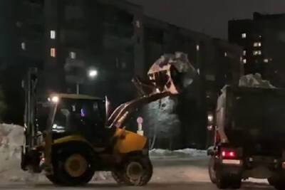 Подрядчики сегодня ночью снова вывозили снег с улиц Петрозаводска