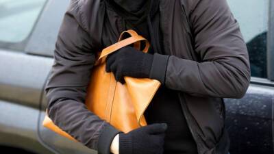 Уфимская пенсионерка отстояла свою сумку, дав отпор грабителю с ножом