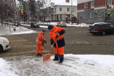 На расчистку Белгорода от снега вышли около тысячи сотрудников коммунальных служб