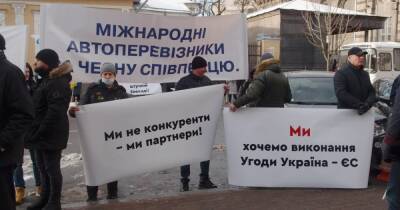 Украинские перевозчики пошли к Посольству Польши с требованием вернуть 200 тыс. разрешений на перевозки