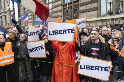 Во Франции послабления по ковиду обернулись протестами