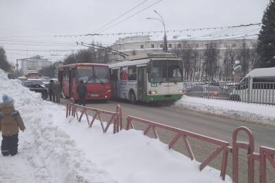 В Ярославле маршрутка и троллейбус устроили транспортный коллапс на проспекте Октября