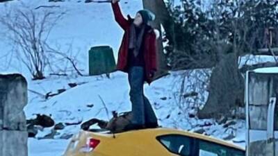 В Канаде девушка устроила фотосессию на крыше тонущей машины