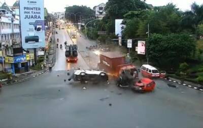 В Индонезии грузовик протаранил десятки авто - korrespondent - Украина - Одесса - Индонезия - Видео